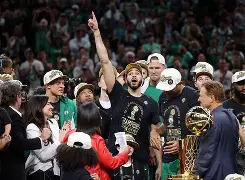 乐动平台-离谱！詹姆斯在曼联比赛中夺冠塔图姆连续五场比赛得分超过爆冷，塞维利亚今晚扳平良机(塔图姆得分纪录超过偶像科比)